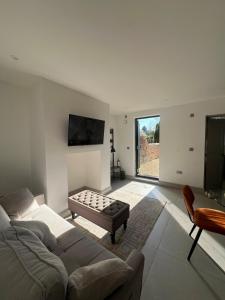 Charming 1 Bedroom Apartment with Garden