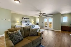 Estate at Whispering Oaks-Three Homes, Two Hot Tubs - كينج سيتي