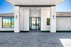 Modern 4BR Escape with Mountain Views - 凤凰城