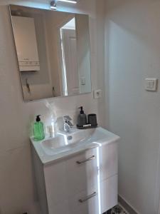 Appartements T2 calme, cosy et renove entierement equipe au RDC : photos des chambres