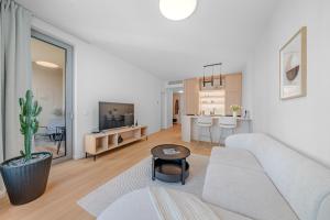 Cloud 9 Sky Park Elegance - Brand New Apartment with Stunning Views