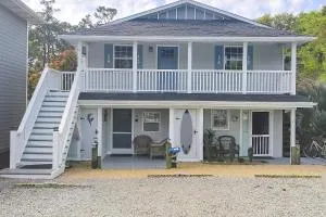 Ocean Isle Beach Studio with Patio - 1 Mi to Pier! - 霍尔顿海滩
