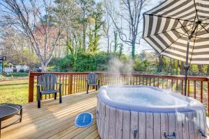 18 Mi to Downtown Atlanta Quiet Home with Fire Pit - 3hvězdičkové hotely ve městě Lithia Springs