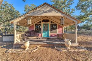 The Vines Retreat, Hot-Tubs, Game Room, 10-Mins to Downtown!