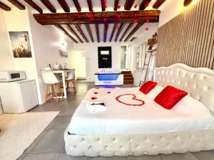 Studio moderne avec jacuzzi