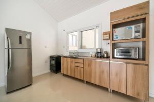 Casa Cerutti 3Q com vista para o mar by Achei