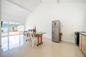 Casa Cerutti 3Q com vista para o mar by Achei