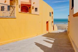 Beach Condo 7-- Sleeps 8, Pool, WiFi, AC, Security