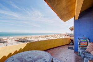 Beach Condo 7-- Sleeps 8, Pool, WiFi, AC, Security