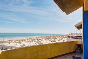 Beach Condo 7-- Sleeps 8, Pool, WiFi, AC, Security