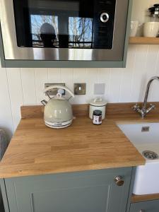 Luxury Shepherds Hut near Glamorgan Coast