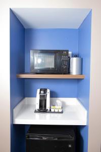 King Room with Hearing Accessible Roll In Shower - Non-Smoking room in Napoleon Inn & Suites