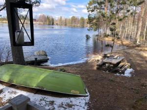 Talo Kainuun korvessa Kiekinkoskella