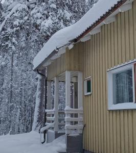 Talo Kainuun korvessa Kiekinkoskella