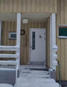 Talo Kainuun korvessa Kiekinkoskella