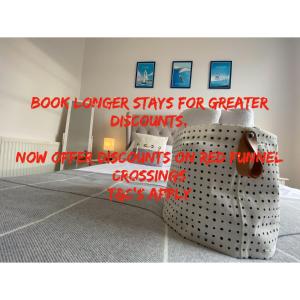 Wight On The Beach, Sleeps 4, Free Off Road Parking, Balcony with Sea Views