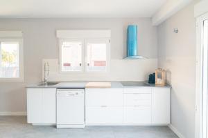 Charming New Beachside House up to 8 Beds!