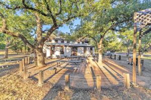 Tranquil Retreat w/Hot-Tub 10-Mins to Downtown! - 3hvězdičkové hotely ve městě Rocky Hill