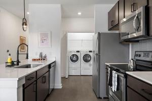 South Lamar Stay - Pickleball, Sauna & Cold Plunge