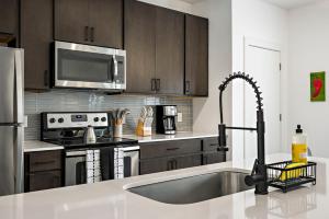 South Lamar Stay - Pickleball, Sauna & Cold Plunge