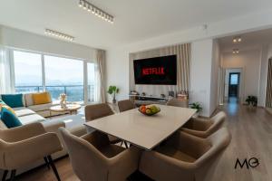 Luxury Penthouse 11th Floor Mountain View Large Terrace Floor Heating New Building Board Games Self Check-in Shopping Center 360 Tour Free Parking