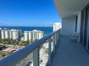 Best Apartment next to Hollywood Beach 2B 2B