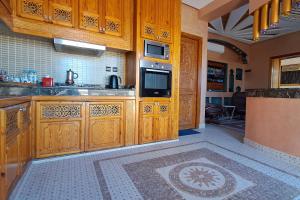 Cozy, sunny apartment near the airport