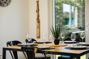 Maisons de vacances L'effet mer Maison renovee lumineuse tout confort belle terrasse grand jardin clos sans vis a vis parking jeux pour enfants 5 mn a pied de la plage d'Asnelles et centre bourg - proche Bayeux au coeur des plages du debarquement : photos des chambres