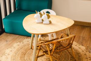 Maisons de vacances L'effet mer Maison renovee lumineuse tout confort belle terrasse grand jardin clos sans vis a vis parking jeux pour enfants 5 mn a pied de la plage d'Asnelles et centre bourg - proche Bayeux au coeur des plages du debarquement : photos des chambres