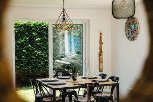Maisons de vacances L'effet mer Maison renovee lumineuse tout confort belle terrasse grand jardin clos sans vis a vis parking jeux pour enfants 5 mn a pied de la plage d'Asnelles et centre bourg - proche Bayeux au coeur des plages du debarquement : photos des chambres
