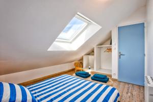 Maisons de vacances L'effet mer Maison renovee lumineuse tout confort belle terrasse grand jardin clos sans vis a vis parking jeux pour enfants 5 mn a pied de la plage d'Asnelles et centre bourg - proche Bayeux au coeur des plages du debarquement : photos des chambres
