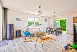 Maisons de vacances L'effet mer Maison renovee lumineuse tout confort belle terrasse grand jardin clos sans vis a vis parking jeux pour enfants 5 mn a pied de la plage d'Asnelles et centre bourg - proche Bayeux au coeur des plages du debarquement : photos des chambres