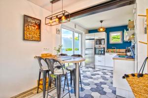 Maisons de vacances L'effet mer Maison renovee lumineuse tout confort belle terrasse grand jardin clos sans vis a vis parking jeux pour enfants 5 mn a pied de la plage d'Asnelles et centre bourg - proche Bayeux au coeur des plages du debarquement : photos des chambres