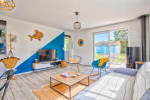 Maisons de vacances L'effet mer Maison renovee lumineuse tout confort belle terrasse grand jardin clos sans vis a vis parking jeux pour enfants 5 mn a pied de la plage d'Asnelles et centre bourg - proche Bayeux au coeur des plages du debarquement : photos des chambres