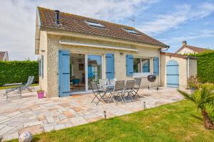 Maisons de vacances L'effet mer Maison renovee lumineuse tout confort belle terrasse grand jardin clos sans vis a vis parking jeux pour enfants 5 mn a pied de la plage d'Asnelles et centre bourg - proche Bayeux au coeur des plages du debarquement : photos des chambres