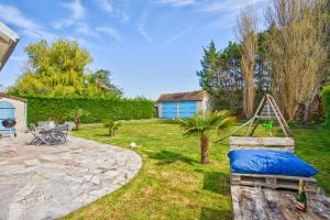 Maisons de vacances L'effet mer Maison renovee lumineuse tout confort belle terrasse grand jardin clos sans vis a vis parking jeux pour enfants 5 mn a pied de la plage d'Asnelles et centre bourg - proche Bayeux au coeur des plages du debarquement : photos des chambres