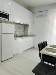 RoApart- Sunset Dream Apartament 2 dormitoare vedere lac si parcare