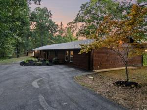 ADA-Accessible 5BR Family Cabin with Game Room, Hot Tub and Fire Pit