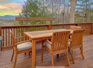 ADA-Accessible 5BR Family Cabin with Game Room, Hot Tub and Fire Pit