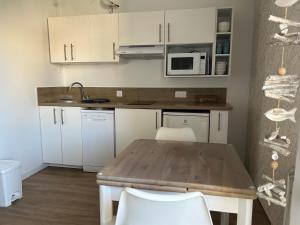 FREJUS PLAGE, 30 mètres de la plage, WIFI, tout à pieds !