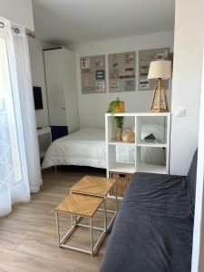 FREJUS PLAGE, 30 mètres de la plage, WIFI, tout à pieds !