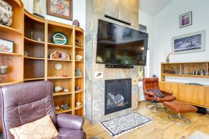 Spacious Frisco Retreat with Private Hot Tub!