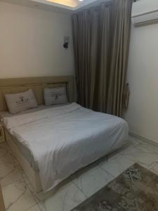 شقه ثلاث غرف وصاله بكورنيش النيل بجوار فندق فورمنت