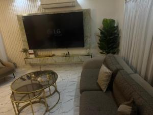 شقه ثلاث غرف وصاله بكورنيش النيل بجوار فندق فورمنت