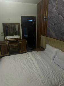 شقه ثلاث غرف وصاله بكورنيش النيل بجوار فندق فورمنت