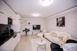 White Home Luxury-free private garage