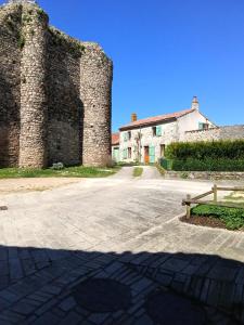 Maisons de vacances Le Logis du Vieux Donjon : Maison 4 Chambres