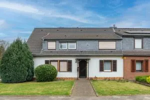 Cozy villa with garden, balcony and parking area in Düsseldorf - Eller