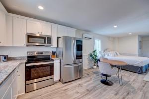 301 King Suite, 3rd Floor Barefoot