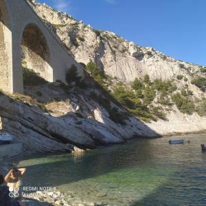 Cabanon dans la calanque de la Vesse